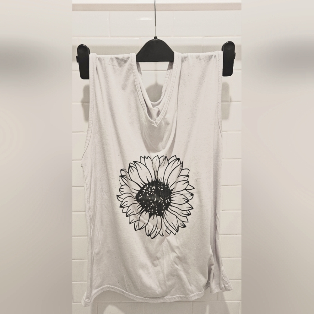 White daisy tank top